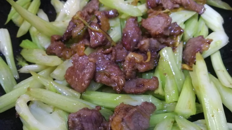 西芹炒牛肉,放入牛肉,加一小勺盐。