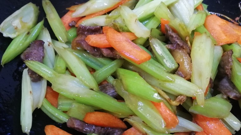 西芹炒牛肉,把胡萝卜,西芹,牛肉文火翻炒均匀即可。