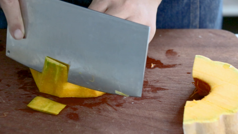 红枣南瓜粥,将<a style='color:red;display:inline-block;' href='/shicai/ 53'>南瓜</a>去皮洗净