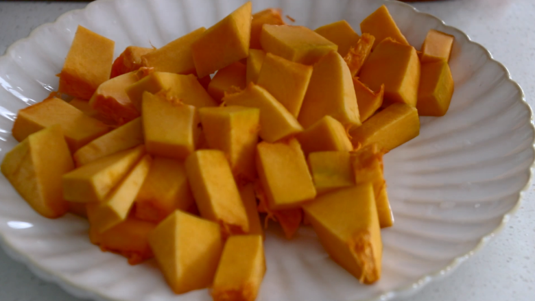 红枣南瓜粥,切成均匀的小块