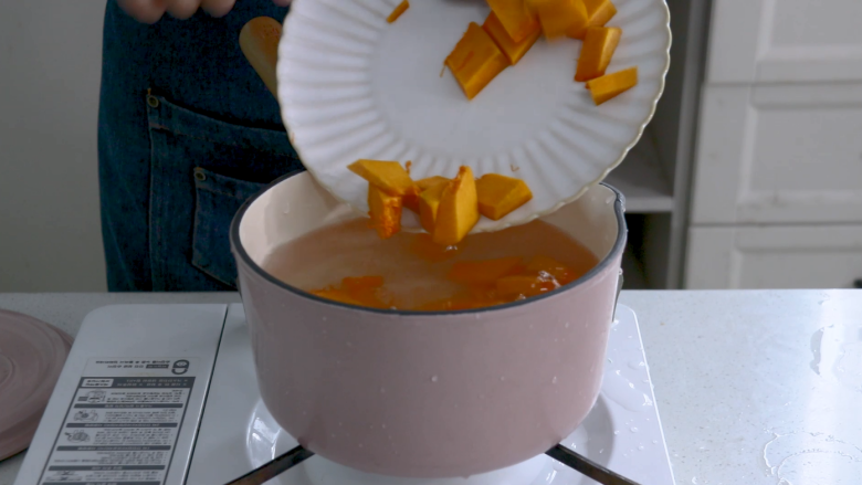 红枣南瓜粥,将南瓜块倒入锅中