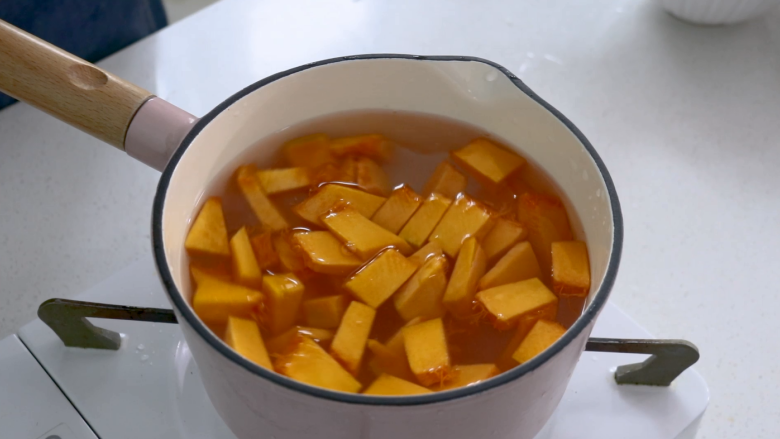 红枣南瓜粥,盖上盖子开小火炖煮30分钟左右，直至南瓜和米粒软烂