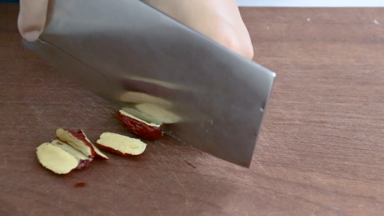 红枣南瓜粥,将<a style='color:red;display:inline-block;' href='/shicai/ 2470'>红枣</a>洗净切片