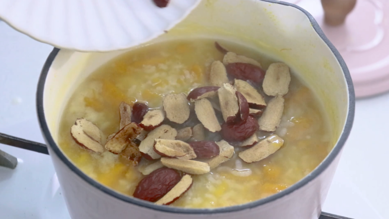 红枣南瓜粥,将处理好的红枣放入锅中，继续煮10分钟
