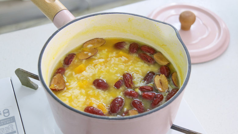 红枣南瓜粥,营养美味的红枣南瓜粥就做好了