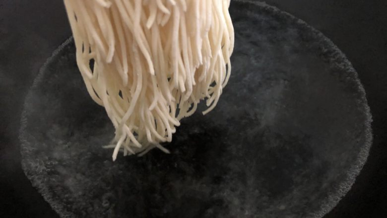 酸菜肉丝面,锅里加水烧开下面条,筷子搅一下