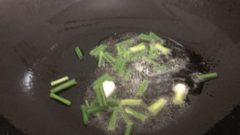 酸菜肉丝面,中火烧干锅下油,油热下葱头爆一下