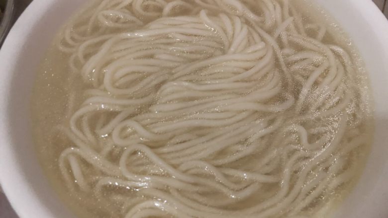 酸菜肉丝面,加入酸菜肉丝,葱花跟香菜,完成。