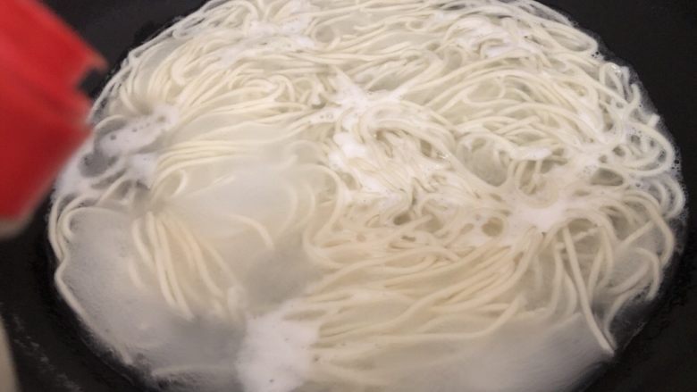 酸菜肉丝面,煮三、四分钟下生抽,下点油起锅