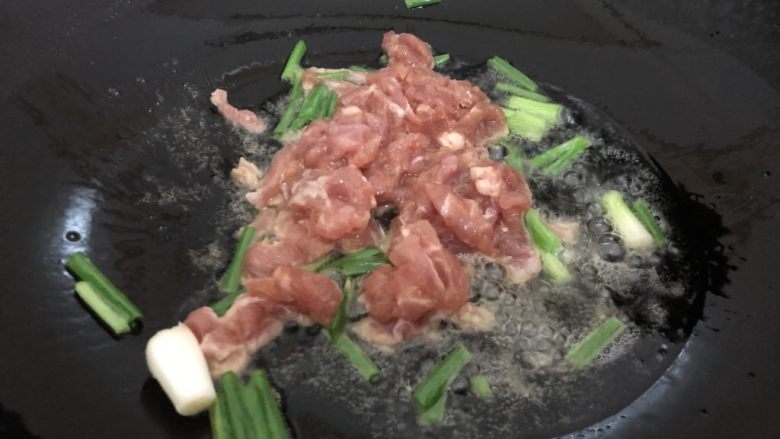 酸菜肉丝面,下瘦肉翻炒一下