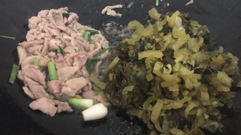 酸菜肉丝面,下酸菜翻炒一下