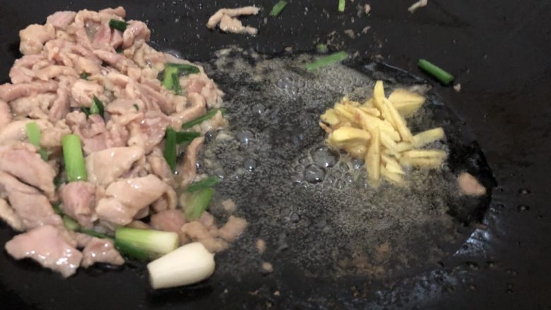 酸菜肉丝面,把瘦肉刮边上,下姜