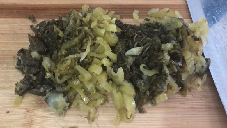 酸菜肉丝面,酸菜洗洗 ,抓掉水分切碎