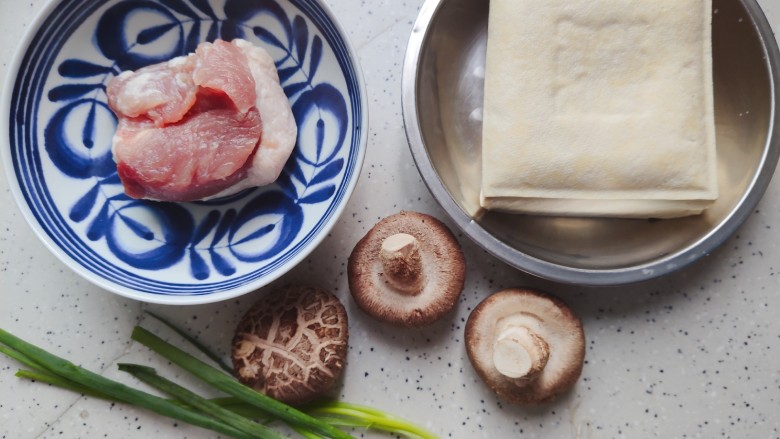 肉末炖豆腐,首先我们准备好所有食材