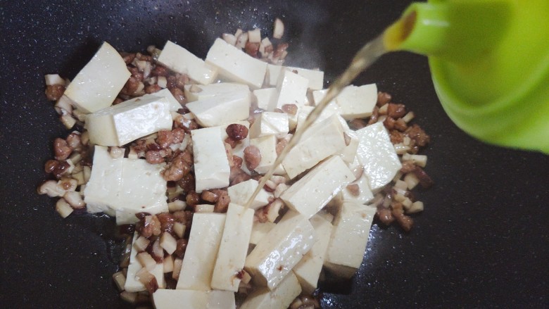 肉末炖豆腐,加适量料酒