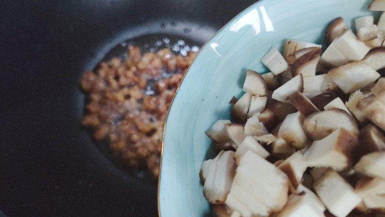 肉末炖豆腐,加入香菇丁