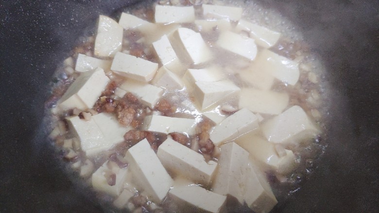 肉末炖豆腐,水量以不没过食材为佳(像图片中那么多就可以了)