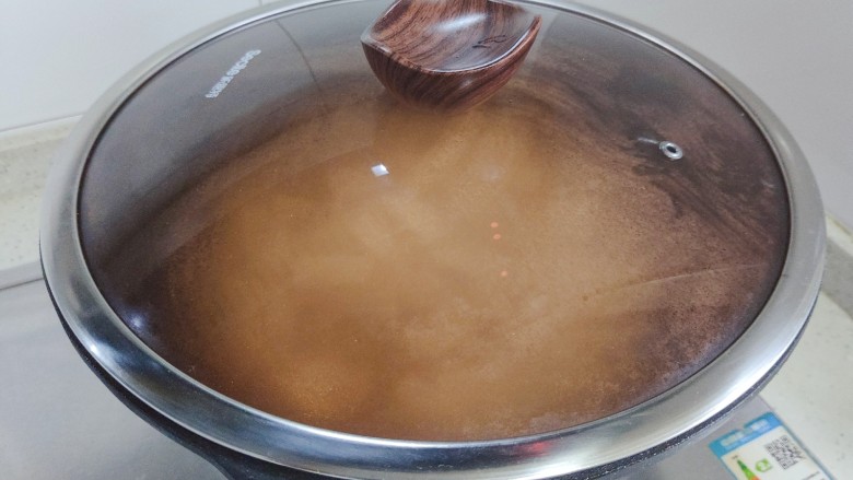 肉末炖豆腐,盖上锅盖,转小火焖煮5分钟