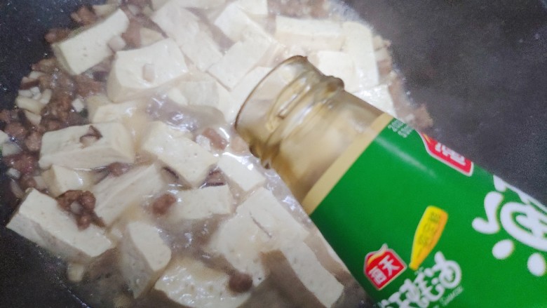 肉末炖豆腐,5分钟后,加适量蚝油