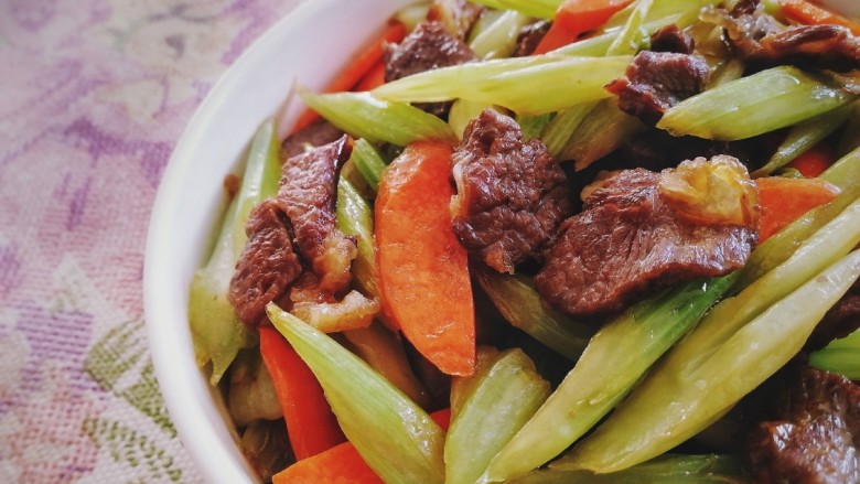 西芹炒牛肉,盛盘。牛肉香嫩,西芹脆爽。