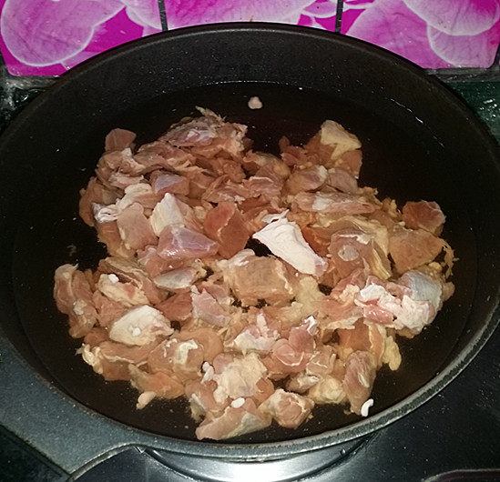 红烧羊肉,放入冷水锅中,焯沸