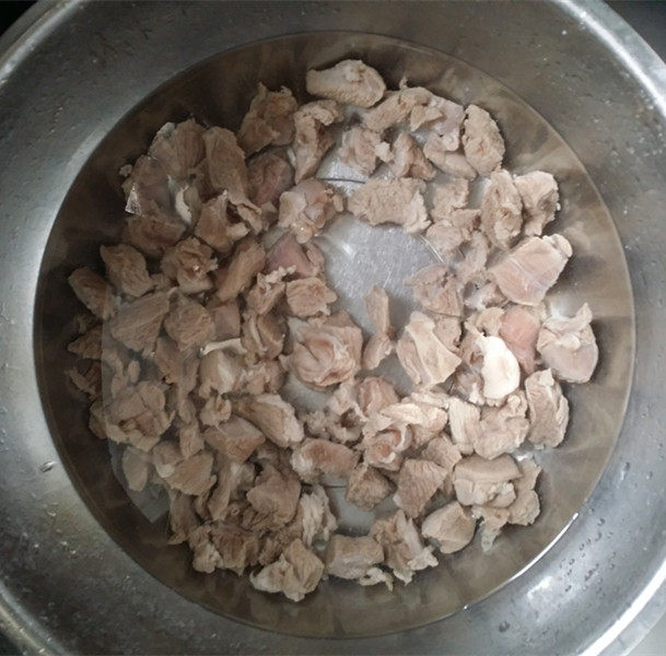 红烧羊肉,捞出,洗净沥干水分