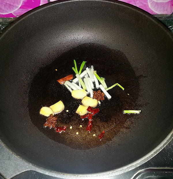 红烧羊肉,炒锅烧热,倒入芥花油,煸香葱姜<a style='color:red;display:inline-block;' href='/shicai/ 695'>八角</a>等调料后盛出