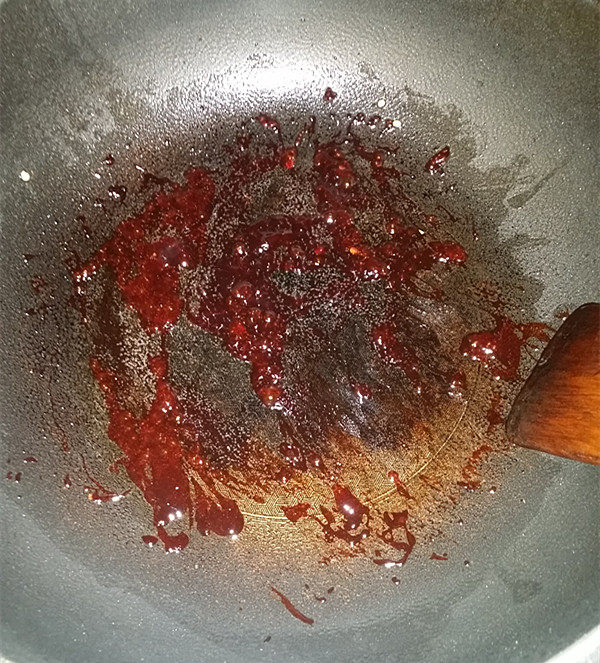 红烧羊肉,留底油,放入<a style='color:red;display:inline-block;' href='/shicai/ 8494'>海鲜酱</a>,小火炒至浓稠