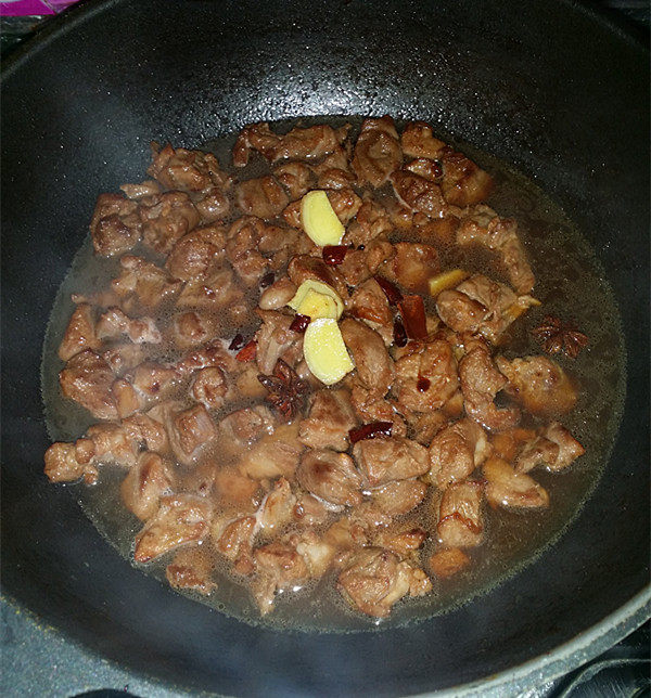 红烧羊肉,加适量温水,再把煸香的调料放入,大开烧开后转小火