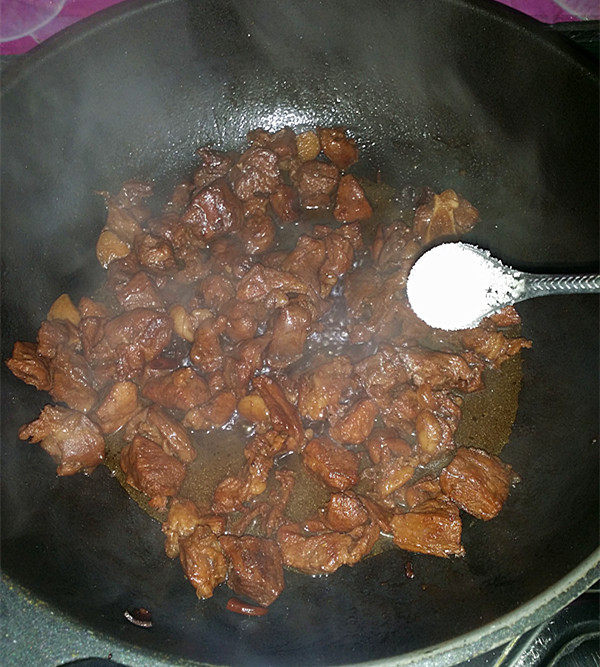红烧羊肉,加入食盐调味,转中大火收汁烧色