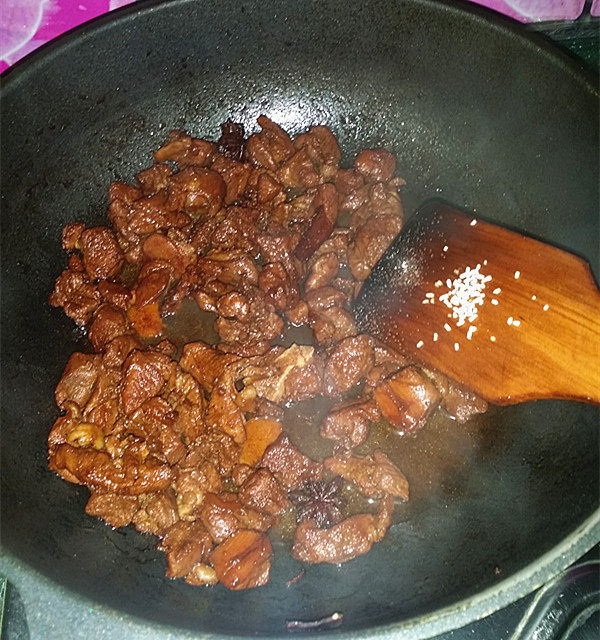 红烧羊肉,也可以撒少许鸡精,不喜欢可忽略