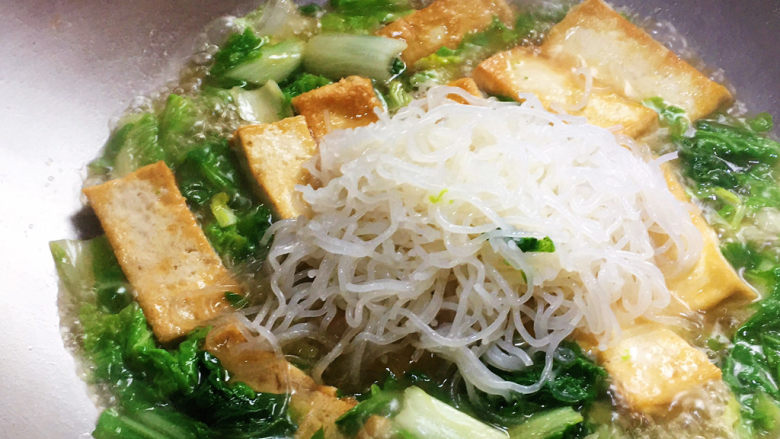 白菜豆腐汤,加入红薯粉,煮开后中火再煮五分钟即可出锅
