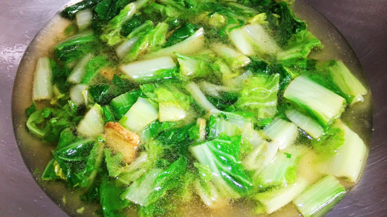 白菜豆腐汤,加入没过青菜的水,因为红薯粉已经泡发好,所以吸水性就减弱了,适量加水就好