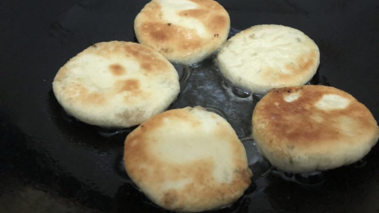 梅干菜烧饼,煎至微黄翻过来煎另一面,两面煎好起锅(约6分钟左右)
