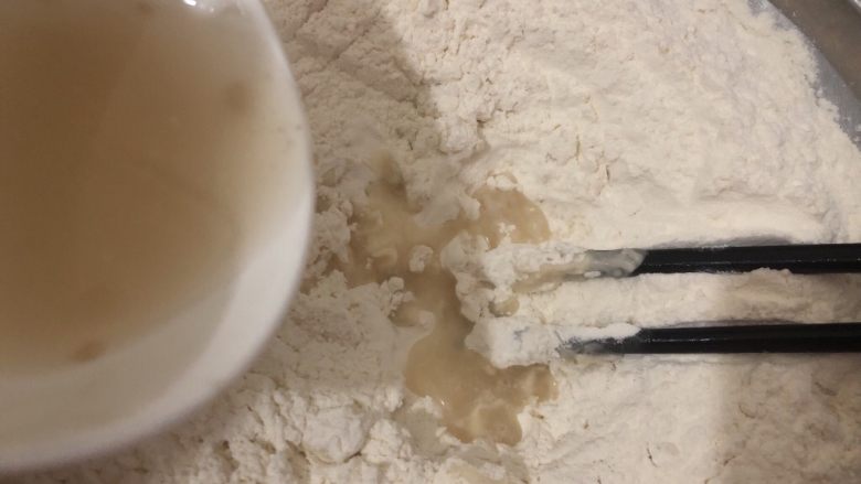 梅干菜烧饼,侍酵母融化,慢慢加入面粉里