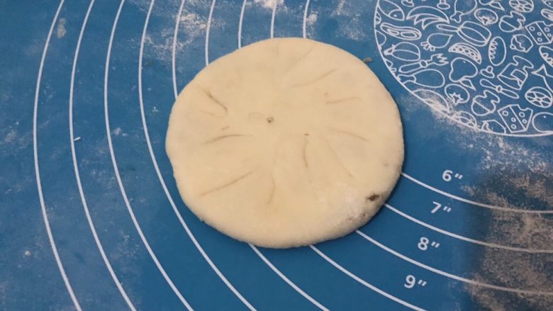 梅干菜烧饼,压扁、再用擀面棍轻轻擀薄一点(越薄越好)