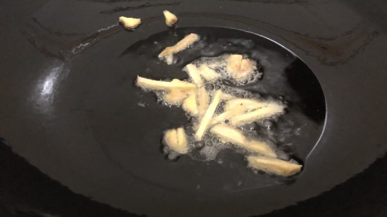 白菜豆腐汤,锅里下油，烧热下姜爆一下捞出