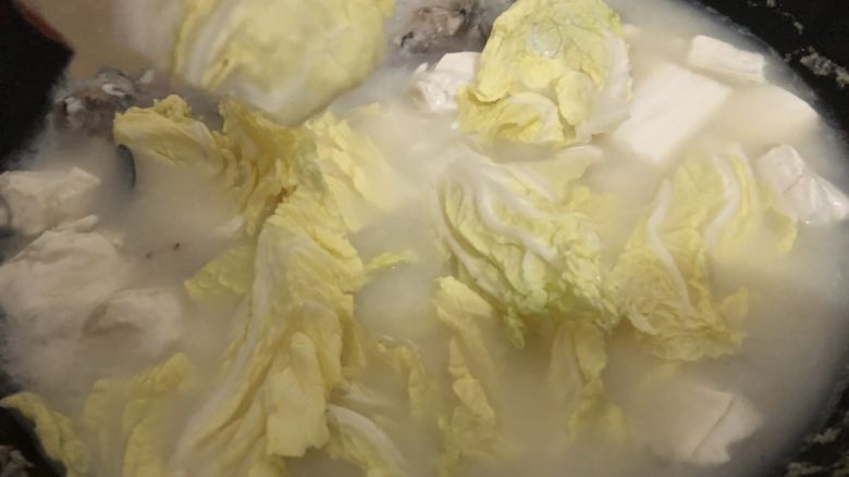 白菜豆腐汤,加入白菜煮开一会