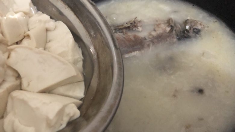 白菜豆腐汤,加入豆腐煮五分钟