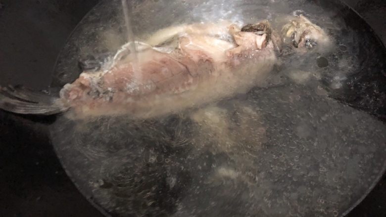 白菜豆腐汤,加入适量的水盖盖煮十分钟左右（锅不行，请原谅我没煎好～哈哈……）