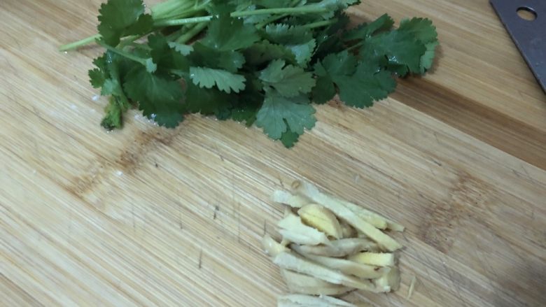 白菜豆腐汤,<a style='color:red;display:inline-block;' href='/shicai/ 37'>姜</a>、<a style='color:red;display:inline-block;' href='/shicai/ 131'>香菜</a>切好