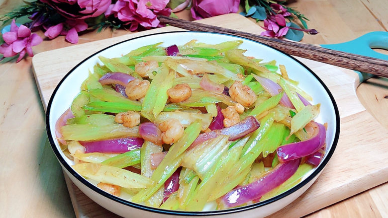西芹炒虾仁,一盘色香味俱全的西芹炒虾仁就上桌了!