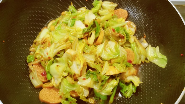 干锅包菜,翻炒均匀,收汁关火。