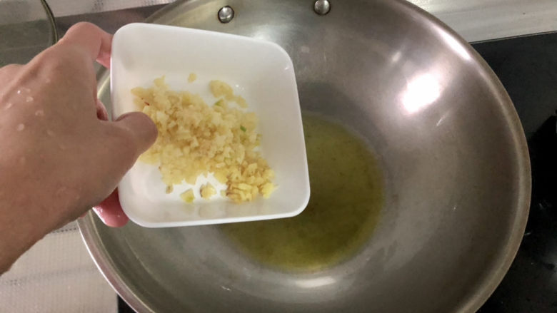 蒜蓉生蚝,热锅冷油,下一半蒜蓉,小火煸炒到蒜蓉金黄色