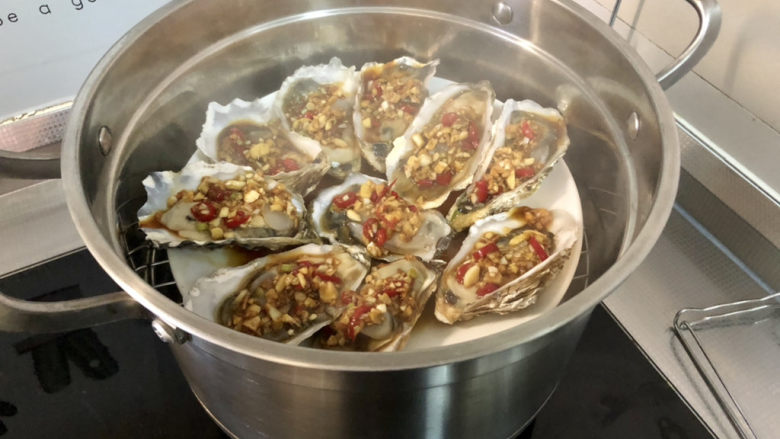 蒜蓉生蚝,蒸锅坐锅烧水,水开放入生蚝,中火蒸约10分钟