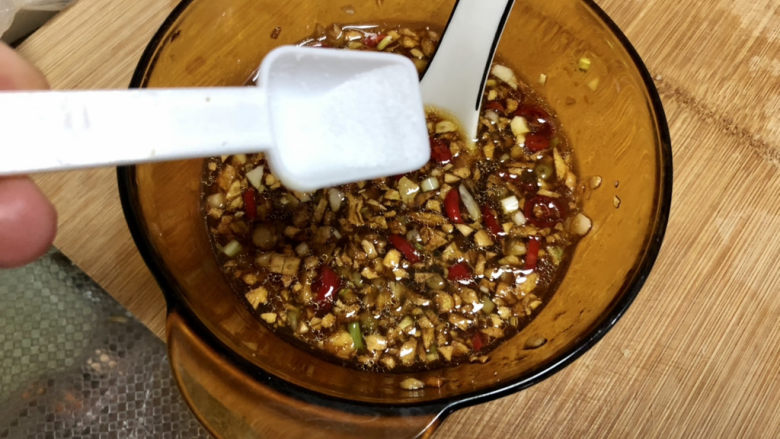 蒜蓉生蚝,尝下咸淡,如果觉得淡,可以补充一点食盐