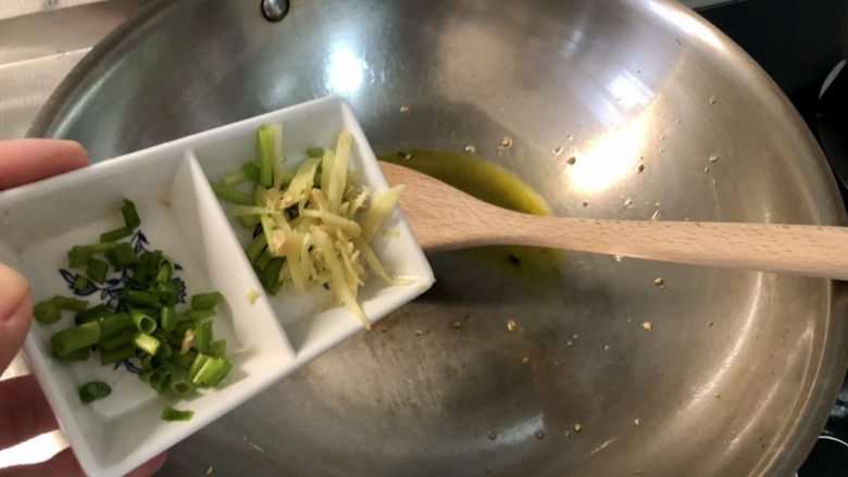 白菜豆腐汤,热锅冷油,下葱白姜丝煸香