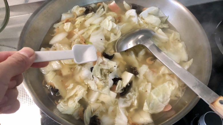 白菜豆腐汤,尝下咸淡,根据个人口味补充少许食盐