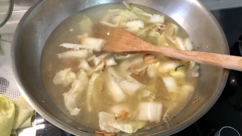 白菜豆腐汤,加入适量热水,中大火煮开