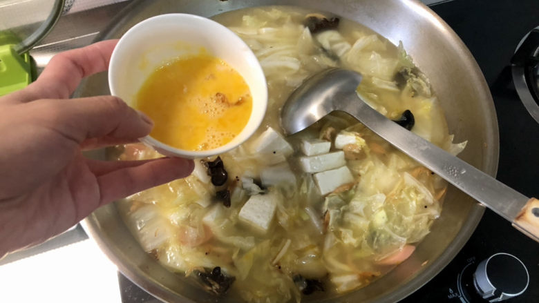 白菜豆腐汤,开盖,转大火,淋蛋液搅散成蛋花